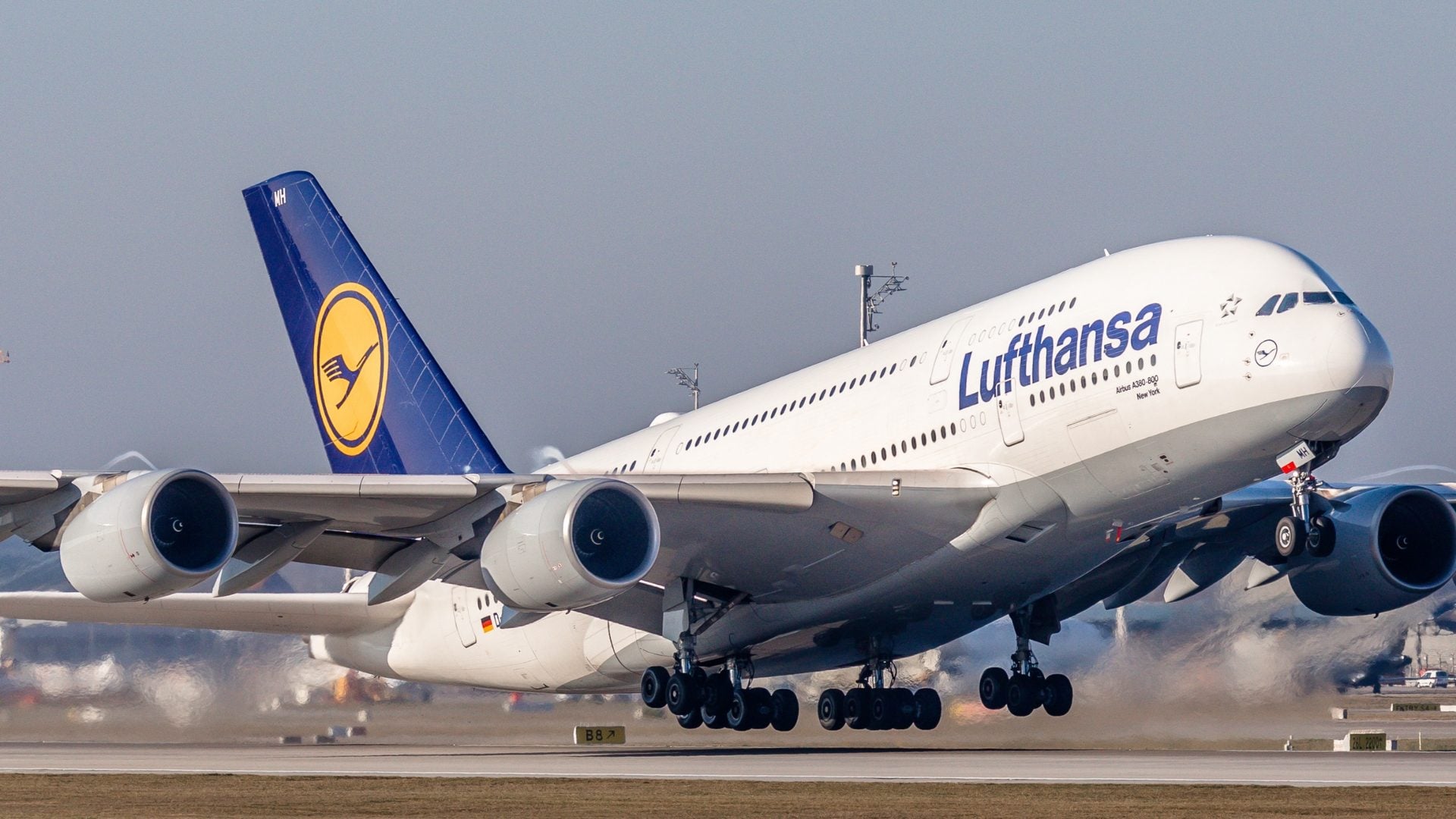 Lufthansa cancella 20 mila voli per ridurre i costi del cherosene: chiusi due hub in Europa