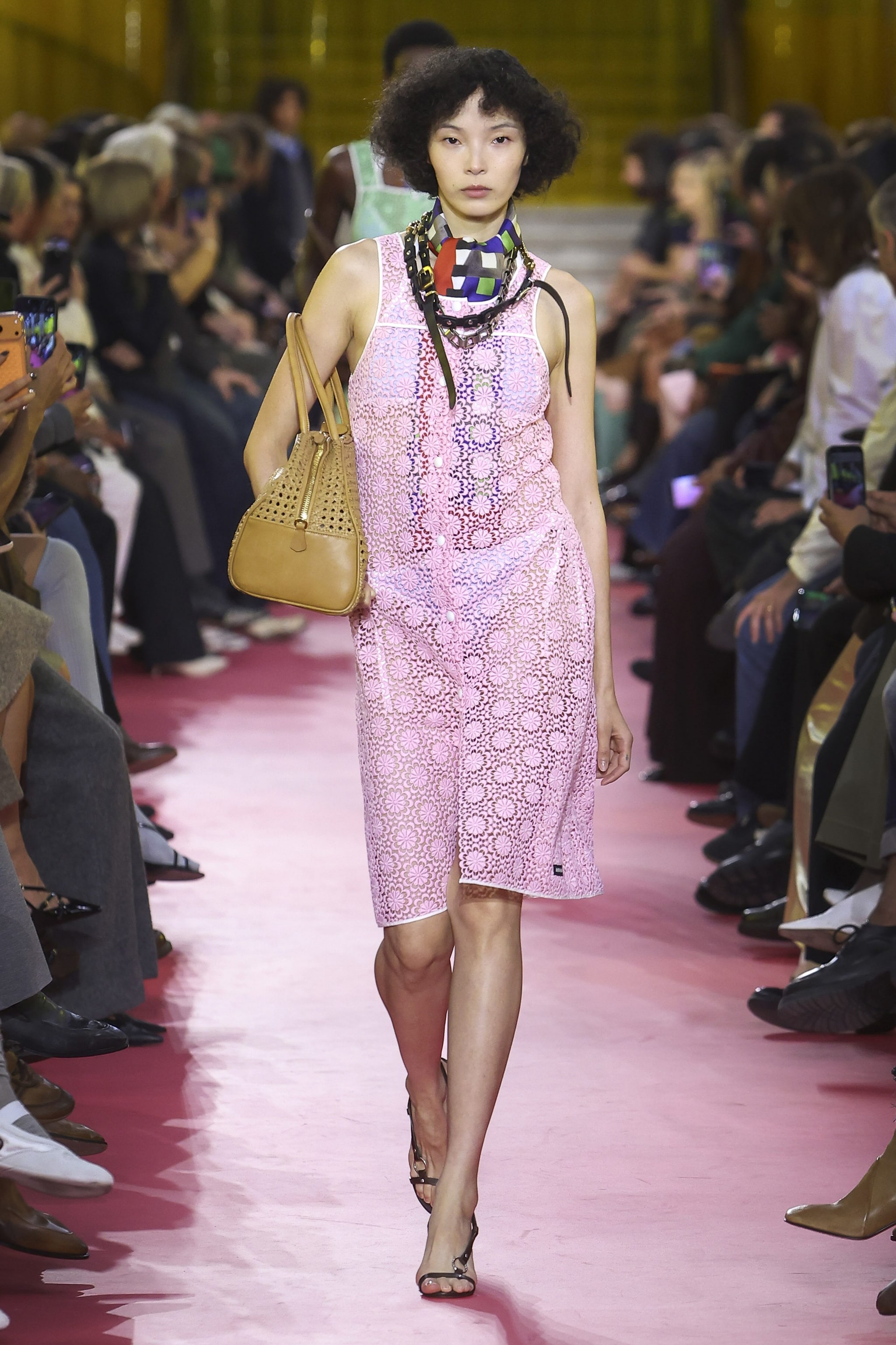 Miu Miu, abito in rosa confetto della collezione Primavera/Estate 2026
