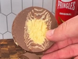 Il salame di cioccolato con le Pringles è l’ultimo trend: chi ha detto che non si può unire dolce e salato?