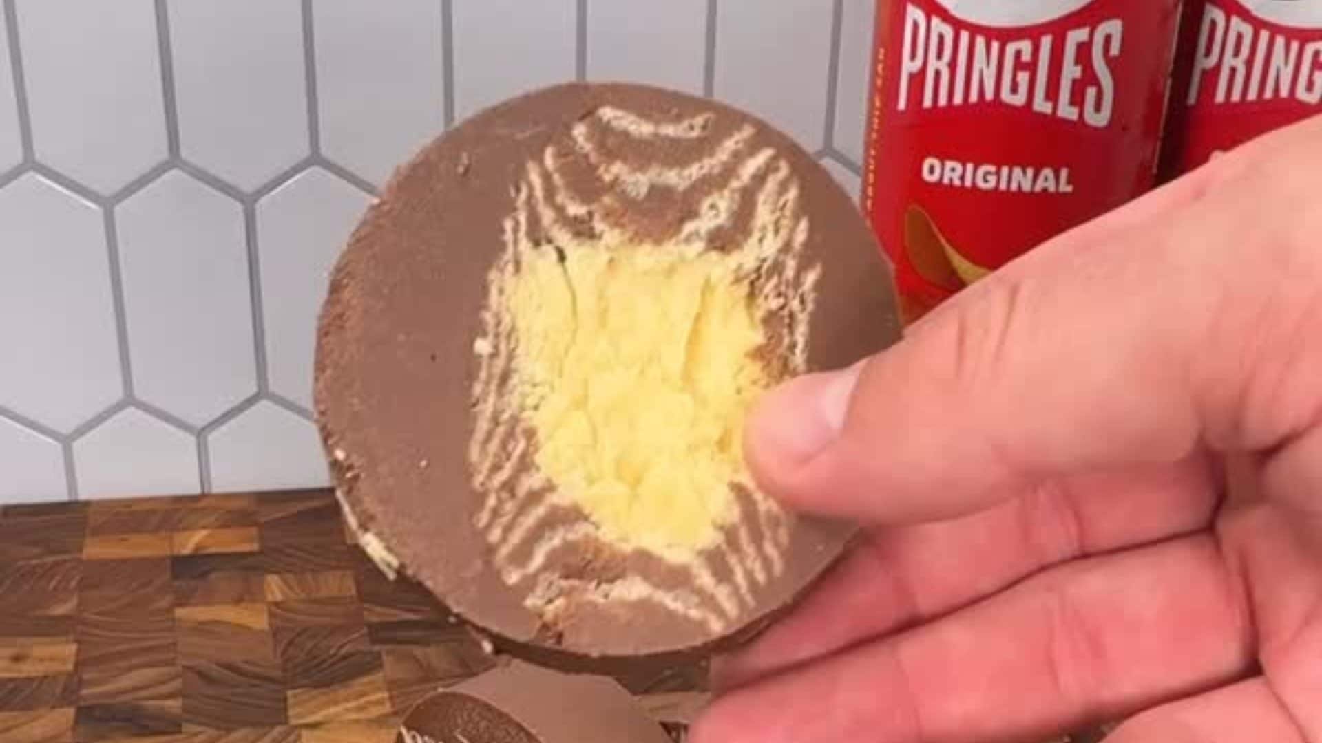 Il salame di cioccolato con le Pringles è l'ultimo trend: chi ha detto che non si può unire dolce e salato?