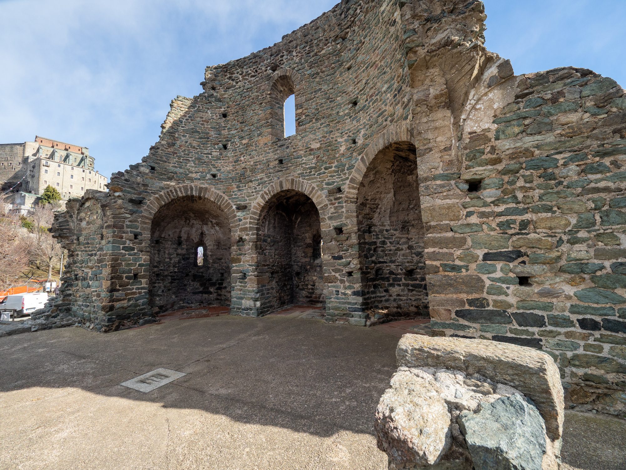 Rovine di un sepolcro alla Sacra di San Michele