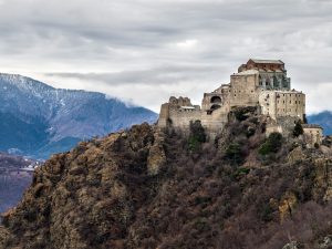 Sacra San Michele, l’abbazia che ispirò Il nome della rosa di Umberto Eco e che oggi si può raggiungere in ascensore