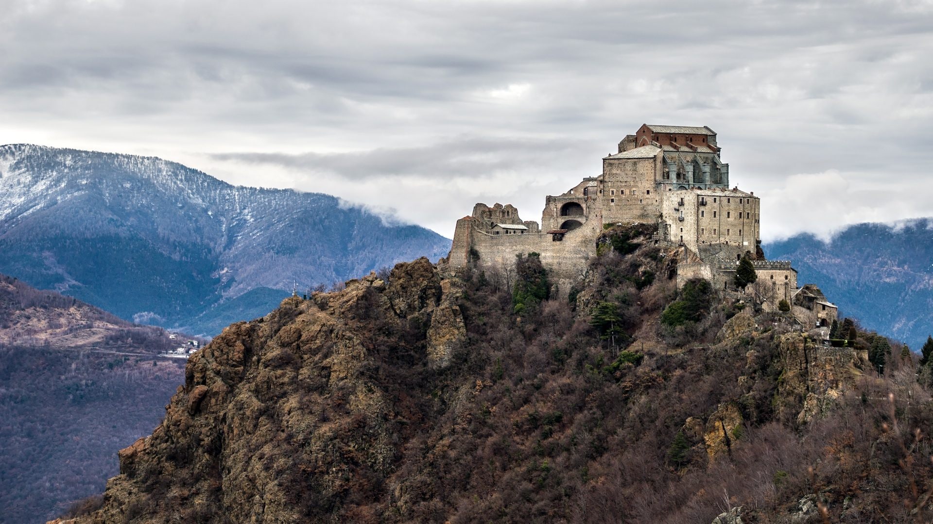 Sacra San Michele, l'abbazia che ispirò Il nome della rosa di Umberto Eco e che oggi si può raggiungere in ascensore