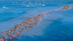 In Corea sono i giorni del Miracolo di Jindo: il mare si apre e rivela un sentiero percorribile a piedi