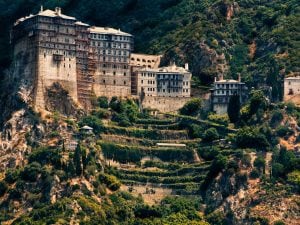 La storia del Monte Athos in Grecia, la penisola dei monaci ortodossi dove le donne non possono entrare