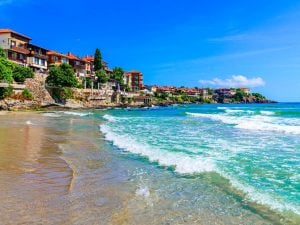 Sozopol, in Bulgaria, è la meta ideale per le vacanze 2026: ricorda la Costiera Amalfitana, ma si mangia con 10 euro