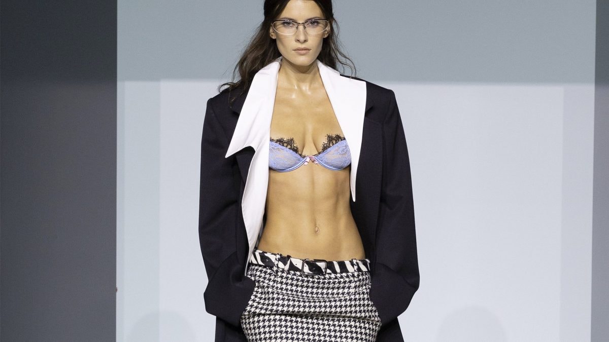 Un look in stile Office Siren sulla passerella di The Attico