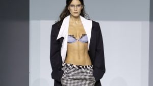Le gonne midi a vita bassa sono il capo di tendenza della primavera 2026: come creare un look in stile Office siren