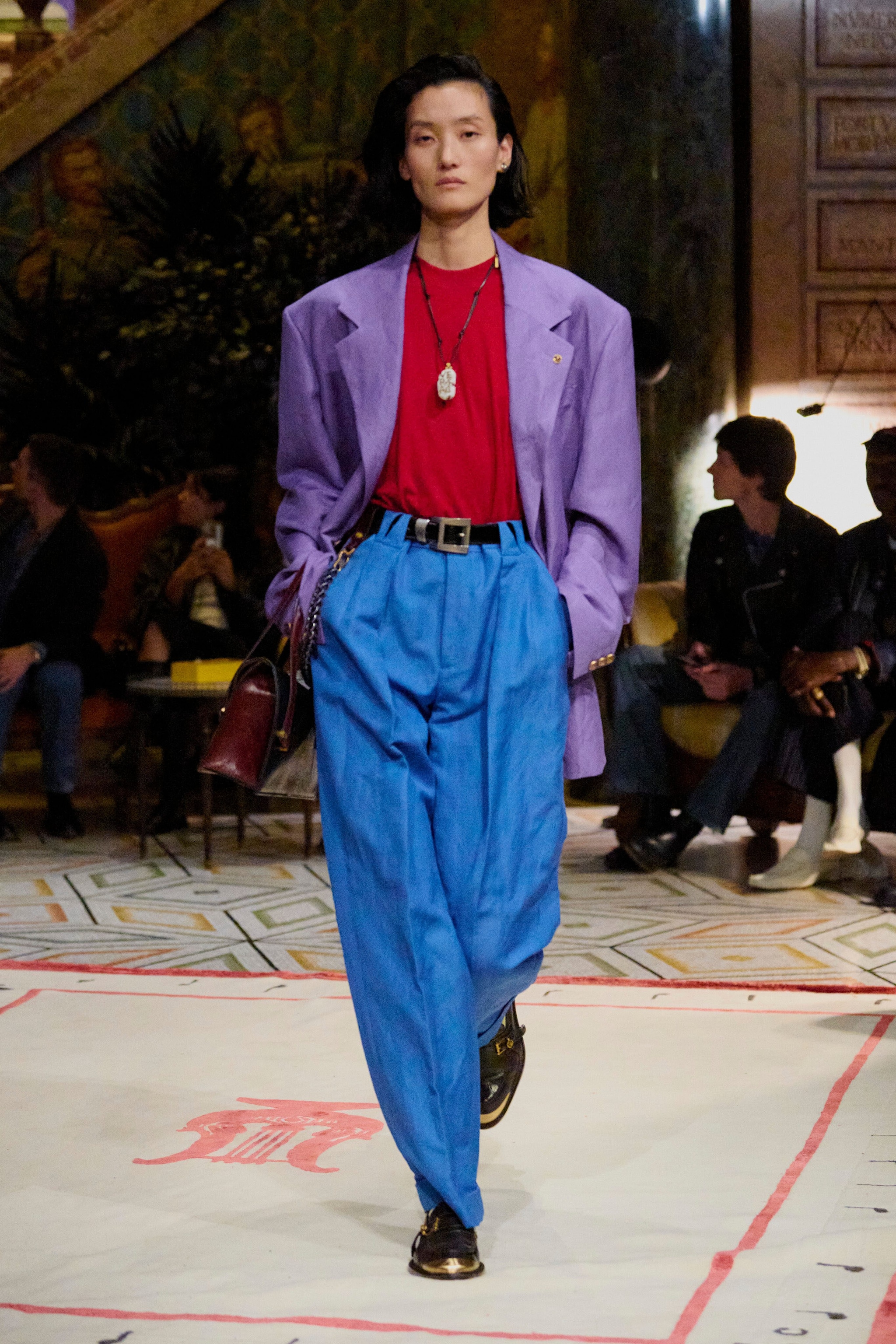 Un look dalla sfilata Primavera/Estate 2026 di Versace