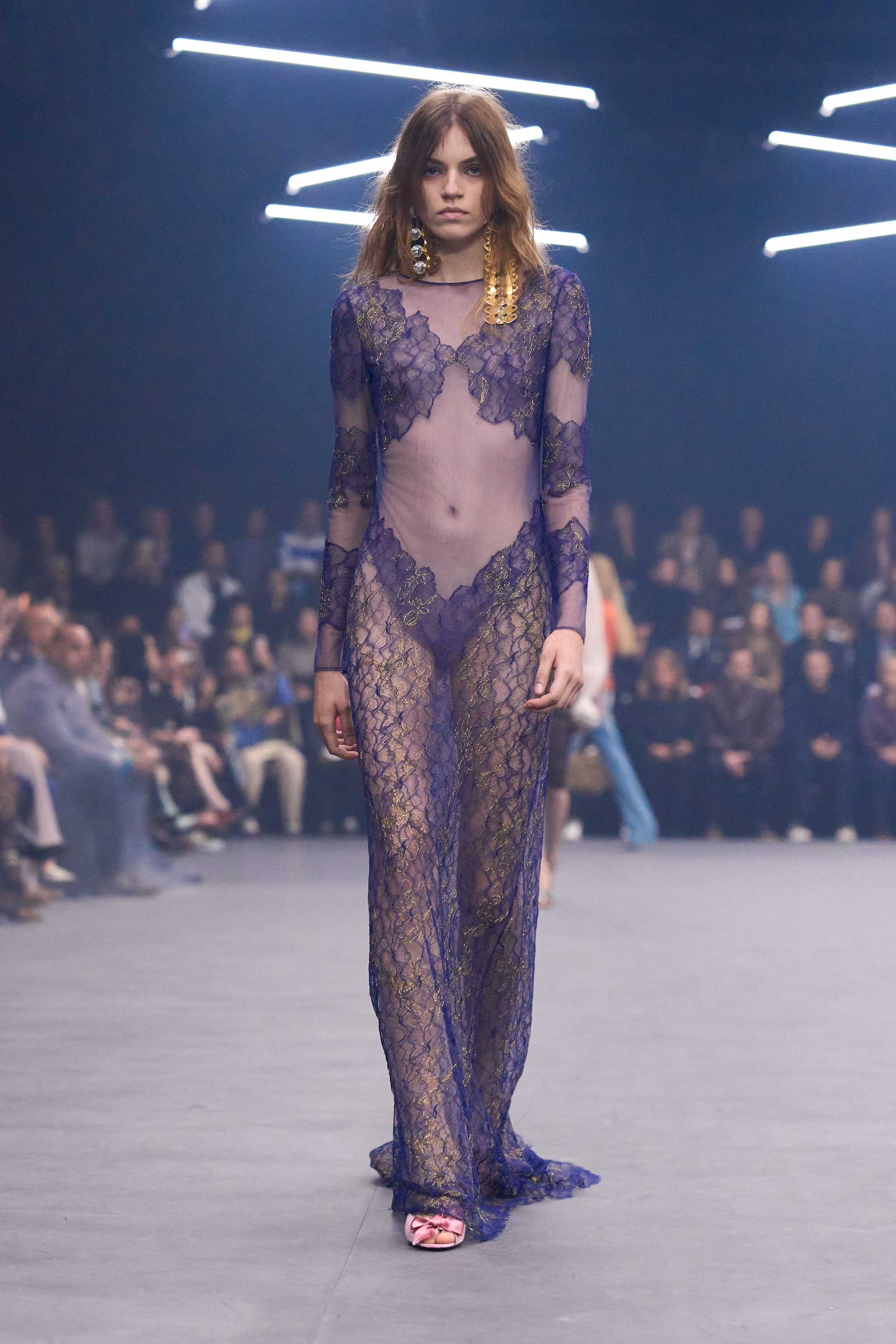 Un abito con dettagli in pizzo trasparente della collezione Primavera/Estate 2026 di Valentino