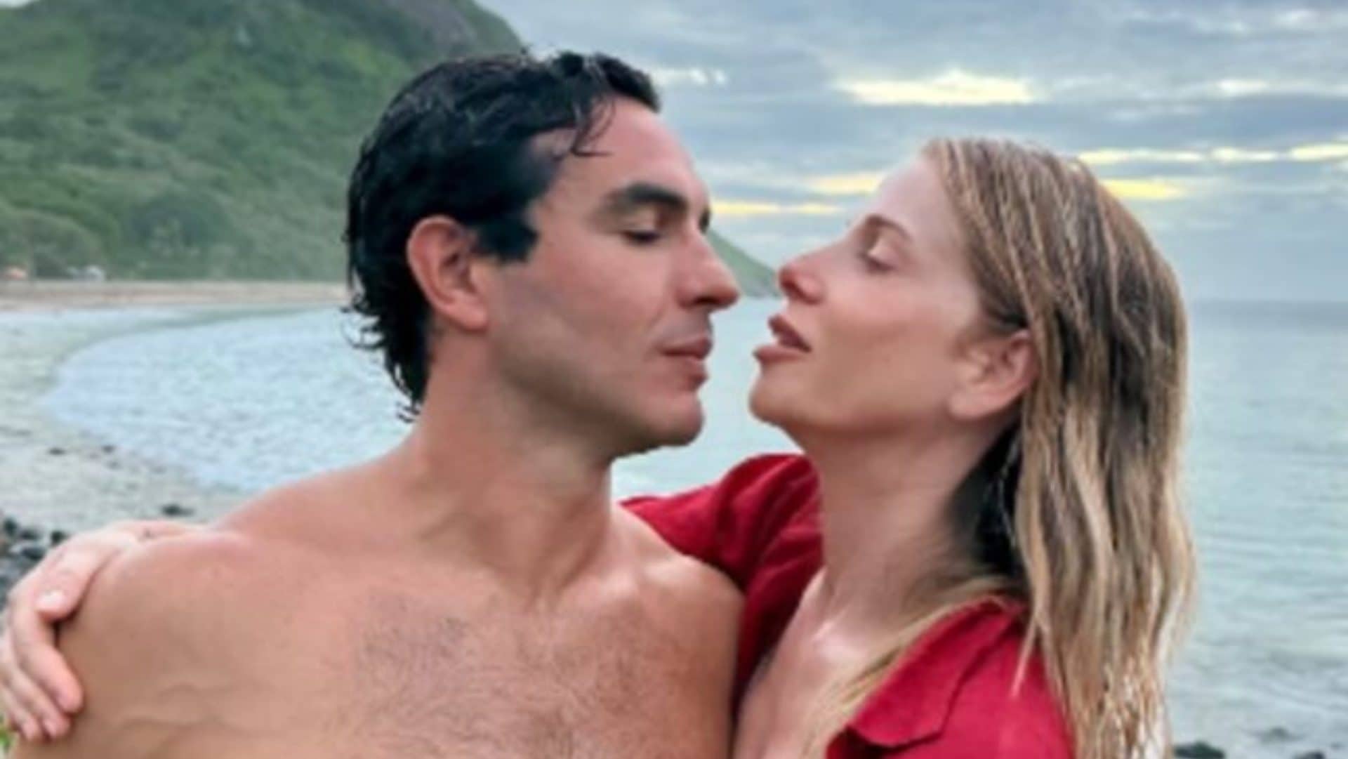 Alessia Marcuzzi e Tiago Schietti in Brasile: la prima foto di coppia è sulla spiaggia più bella del mondo