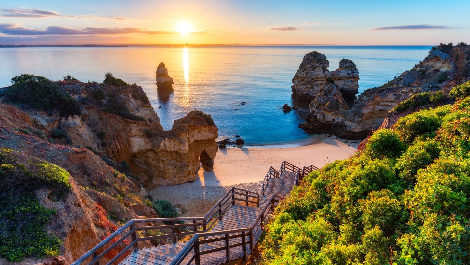 Viaggi low cost per l'estate 2026: l'Algarve è la meta calda ideale, una vacanza costa in media 500 euro