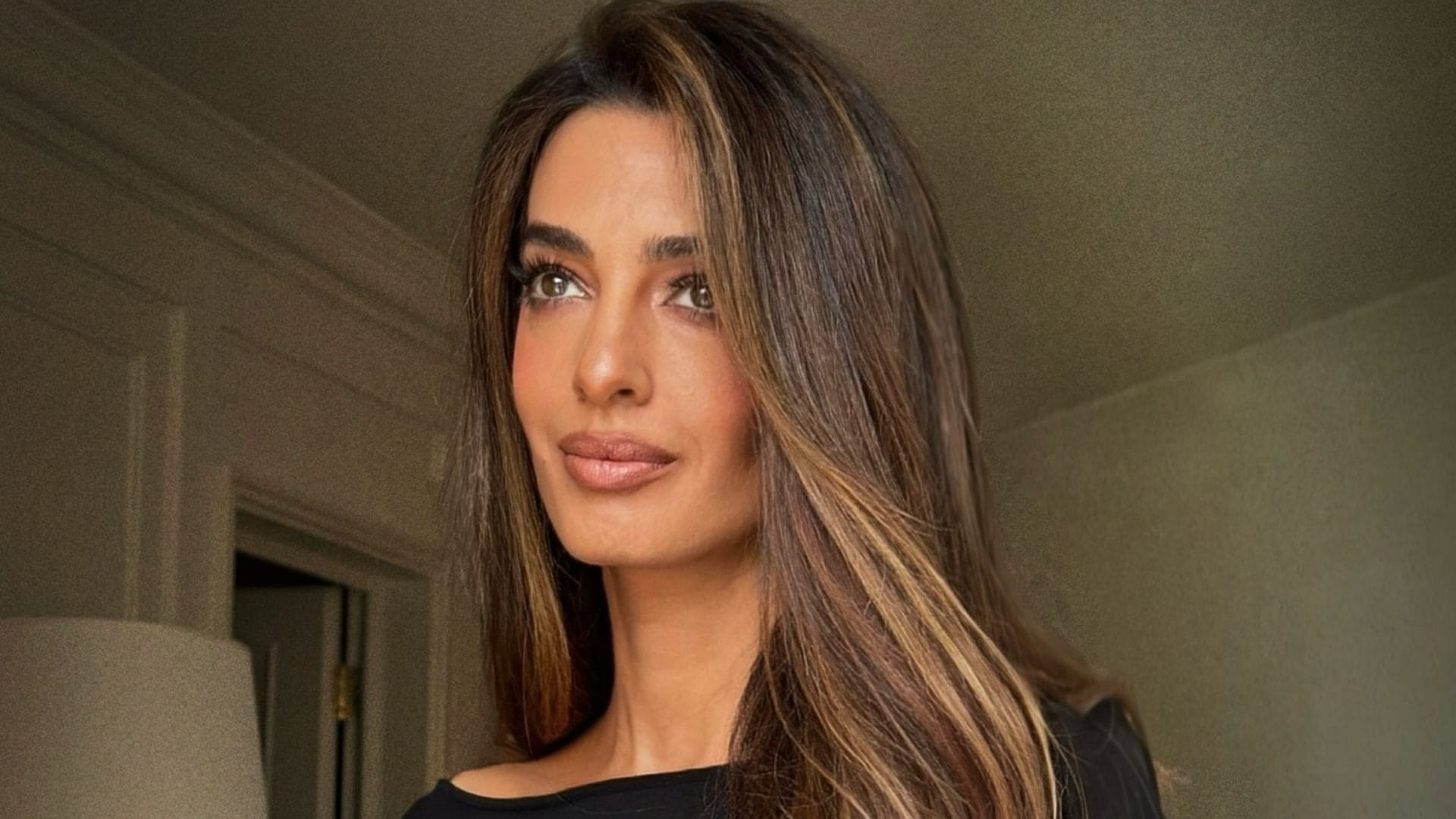 I capelli "da pantera" di Amal Clooney sono il must da imitare nella primavera 2026