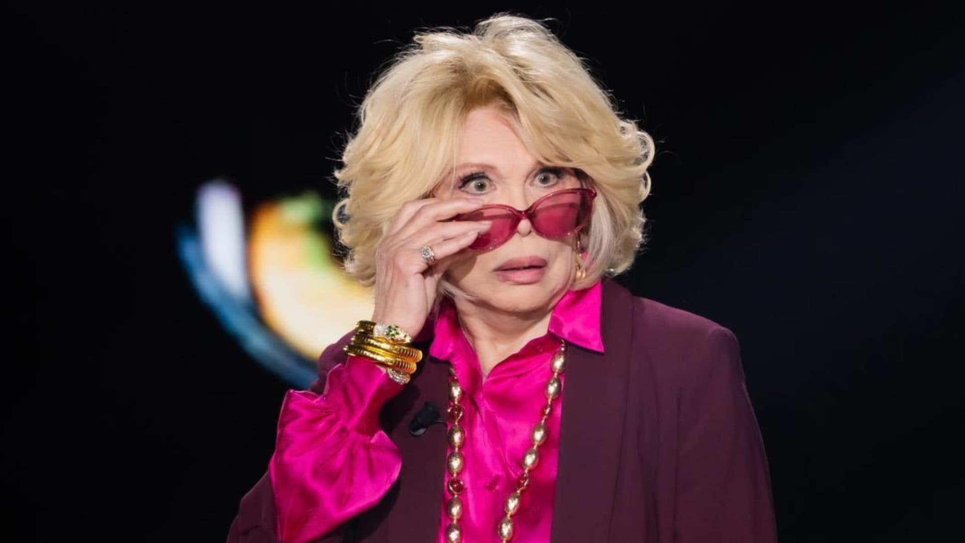 Amanda Lear con occhiali rosa e serpente al polso: è lei la diva della prima puntata di Belve