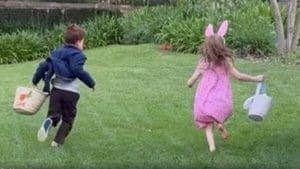 Il nuovo video dei figli di Harry e Meghan: Lilibet è una coniglietta, Archie ruba la borsa alla mamma