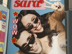 L’invito al matrimonio di Aurora Ramazzotti è un Cioè anni ’90 con adesivi e poster di lei e Goffredo