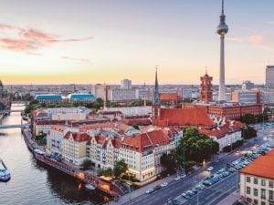 BerlinPay, capitale tedesca contro emergenza rifiuti: questa estate sconti e buoni pasto ai turisti responsabili