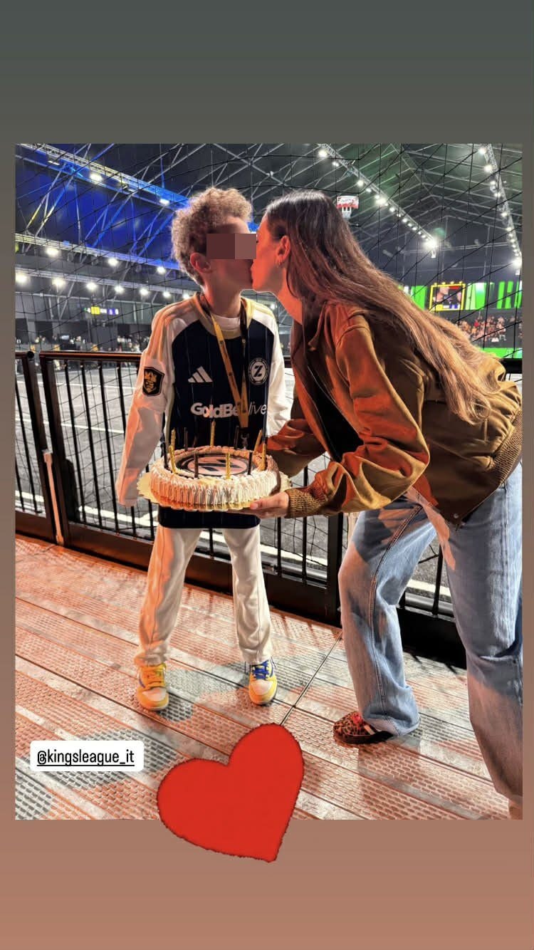 Melissa Satta con le Adidas Samba