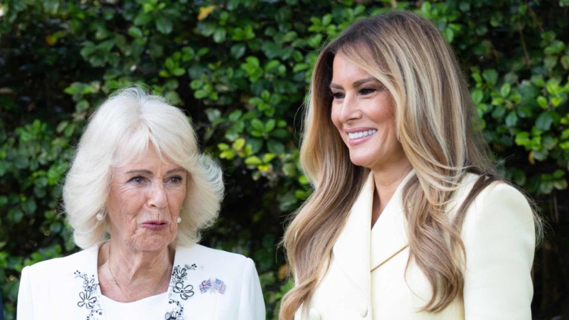 La spilla di Camilla con le bandiere, il giallo pacifico di Melania Trump: i look dell'incontro comunicano coesione
