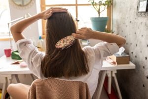 Cosa dicono i capelli della nostra salute: "Diete e farmaci possono provocare caduta"