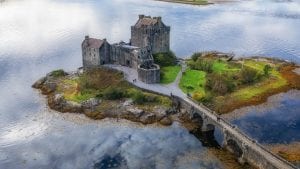 Eilean Donan, il castello più fotografato al mondo che con l'alta marea sembra sospeso sull'acqua