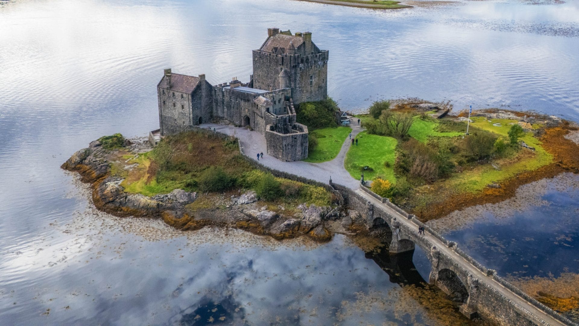 Eilean Donan, il castello più fotografato al mondo che con l'alta marea sembra sospeso sull'acqua