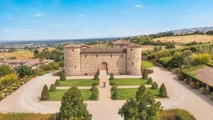 Per vivere nel castello più costoso d'Italia servono oltre 18 milioni di euro: ha una spa e un uliveto