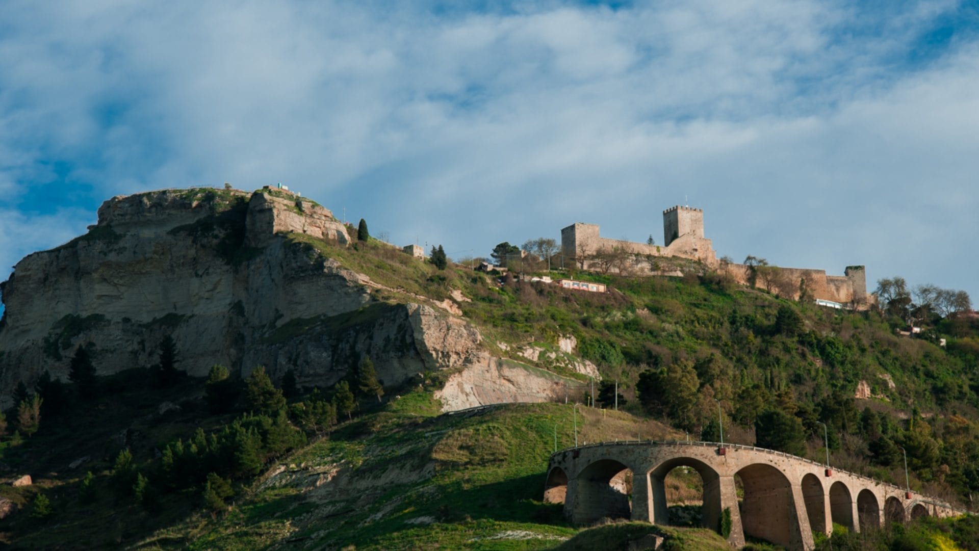 Il castello più grande d'Italia si trova in Sicilia e ha oltre 350 camere