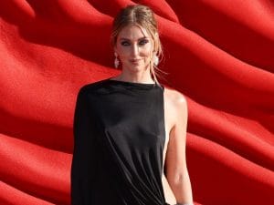 Chiara Ferragni alla prima de Il Diavolo veste Prada 2: l’abito col fianco nudo è un nuovo revenge dress