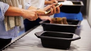 Quanto tempo prima andare in aeroporto: con i nuovi controlli Ees servono almeno 3 ore in più