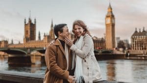 Perché molte donne scelgono partner più giovani, lo psicologo Catarinella: "Libertà senza vincoli culturali"