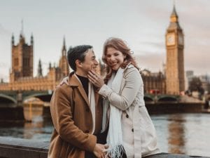 Perché molte donne scelgono partner più giovani, lo psicologo Catarinella: “Libertà senza vincoli culturali”