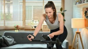 Fare venti minuti di cyclette può rafforzare la memoria, secondo un recente studio pubblicato su Oxford Academic