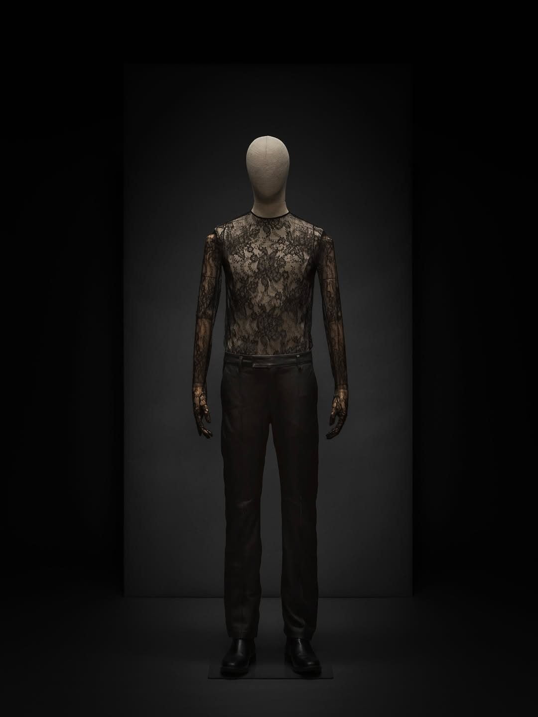 Il look di Damiano David in mostra a Trieste firmato Christian Boaro