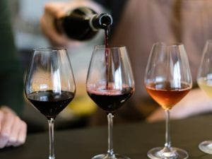 È il momento del vino orange, l’esperto di VitignoItalia: “Scegliere la bottiglia in base a territorio e cucina”