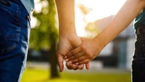 Dipendenza affettiva, la psicologa: "Dinamica disfunzionale alimentata da entrambi i partner"