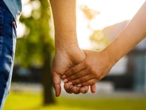 Dipendenza affettiva, la psicologa Lucia Montesi: “Dinamica disfunzionale alimentata da entrambi i partner”