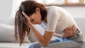 Perché intestino irritabile e reflusso peggiorano in primavera, la gastroenterologa Zilli: "Il cambio routine incide"