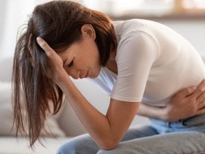 Perché intestino irritabile e reflusso peggiorano in primavera, la gastronterologa Zilli: “Il cambio routine incide”