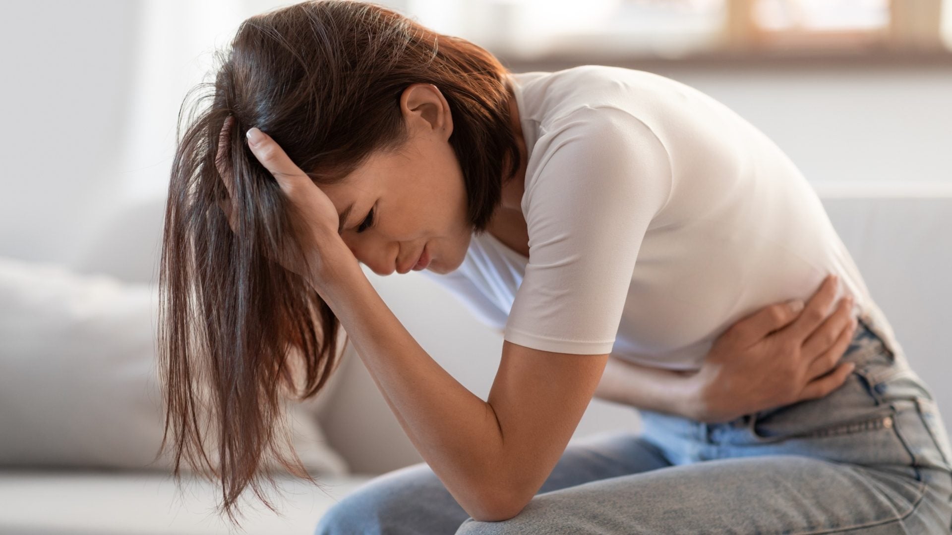 Perché intestino irritabile e reflusso peggiorano in primavera, la gastroenterologa Zilli: "Il cambio routine incide"