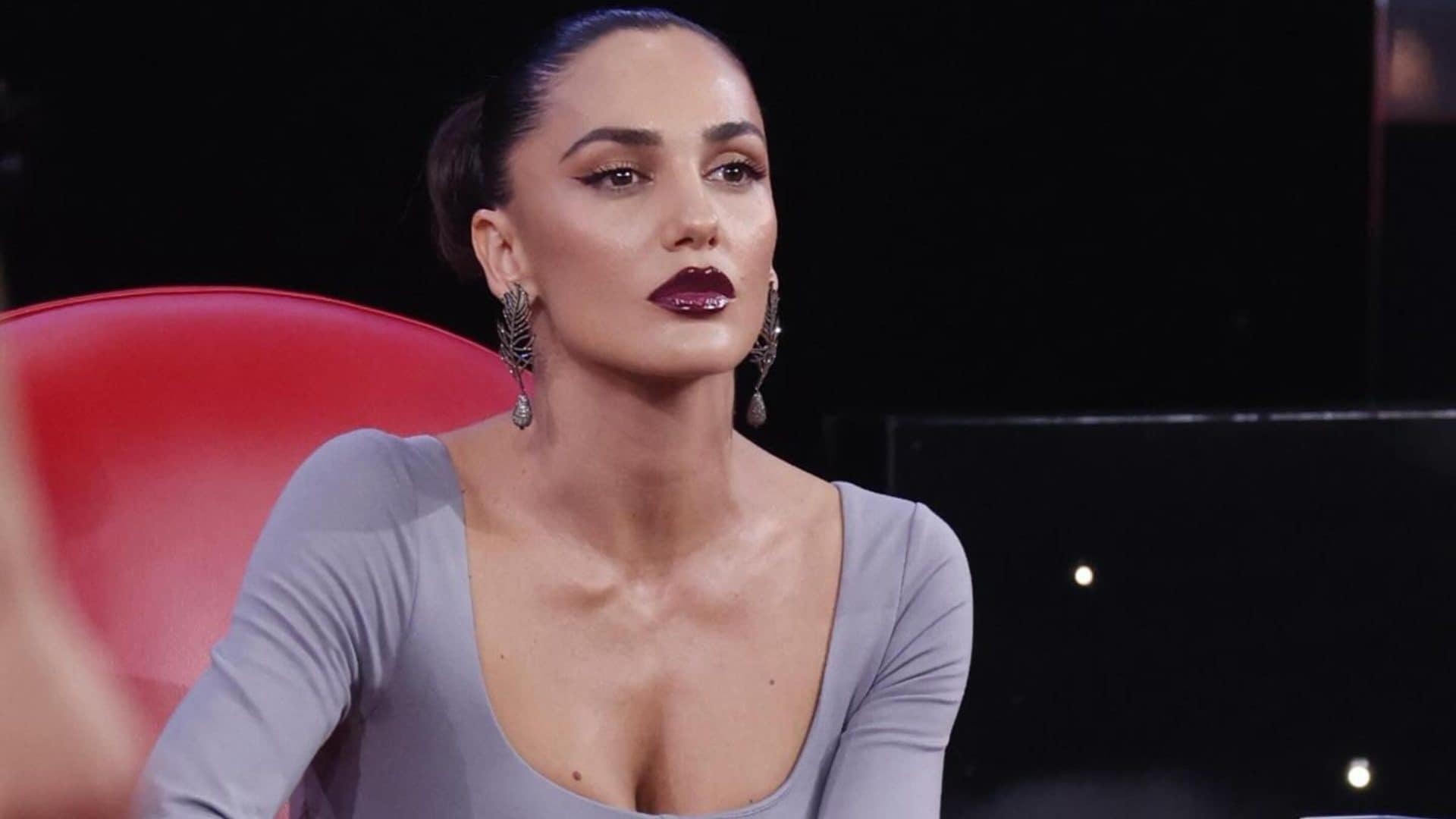 Elena D'Amario ad Amici 2026 con l'abito di piume: chi ha vestito la ballerina nella quinta puntata