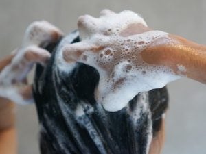 Errori da non fare quando lavi i capelli, la tricologa: “Attenzione a shampoo con troppa schiuma, l’acqua calda non fa male”