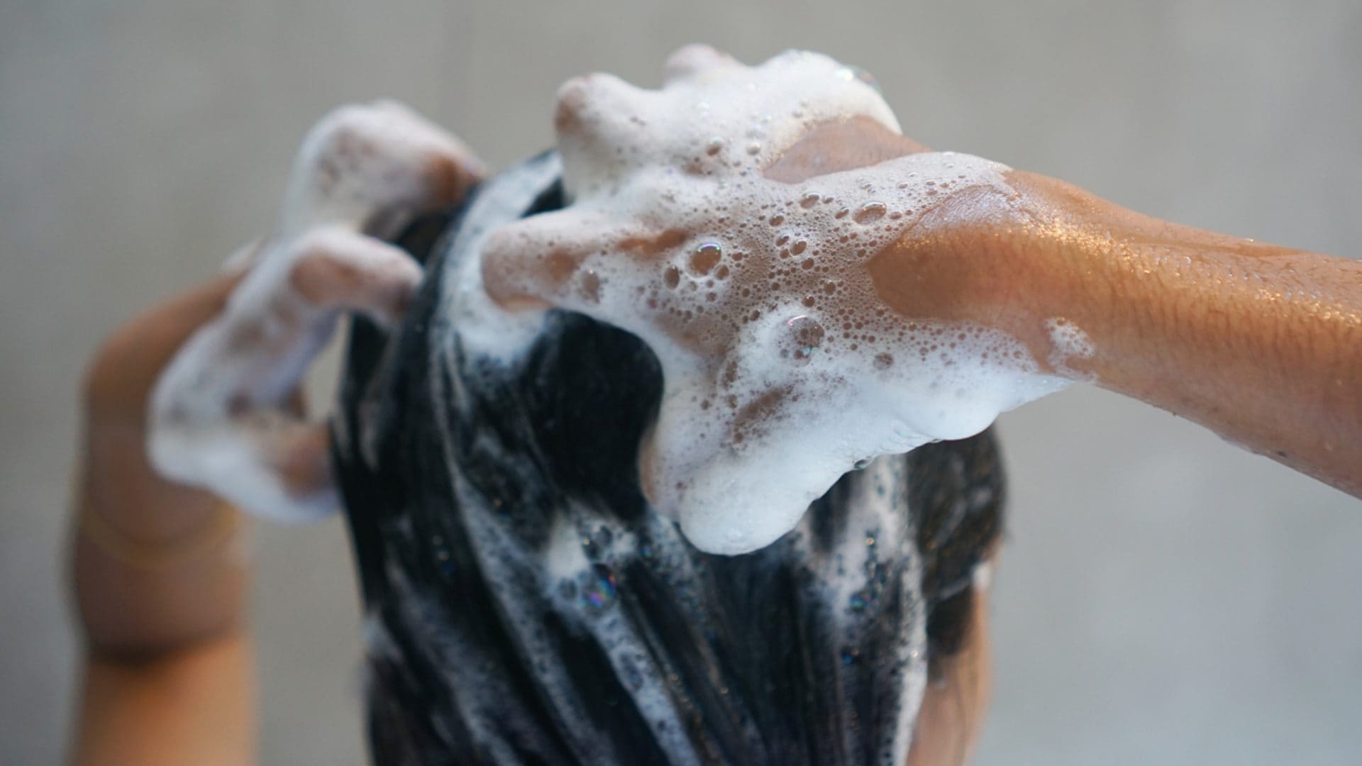 Errori da non fare quando lavi i capelli, la tricologa: "Attenzione a shampoo con troppa schiuma, l'acqua calda non fa male"