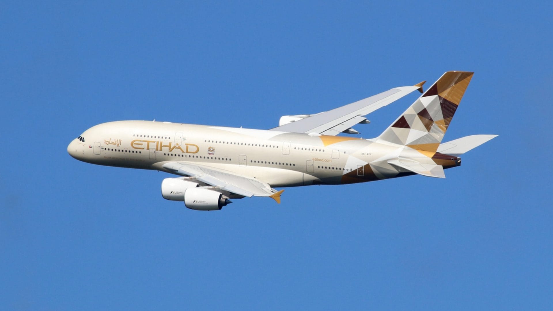 La scelta controcorrente di Etihad: la compagnia aerea abbassa i prezzi dei voli per la guerra in Iran