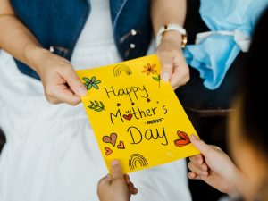Quando è la Festa della mamma 2026 e perché si festeggia la seconda domenica di maggio