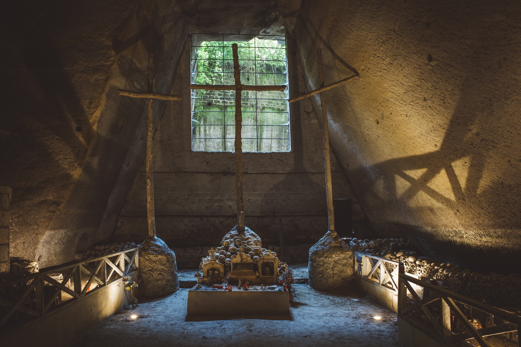 A Napoli visita il Cimitero delle Fontanelle, dove si chiedono i numeri del lotto alle anime del Purgatorio