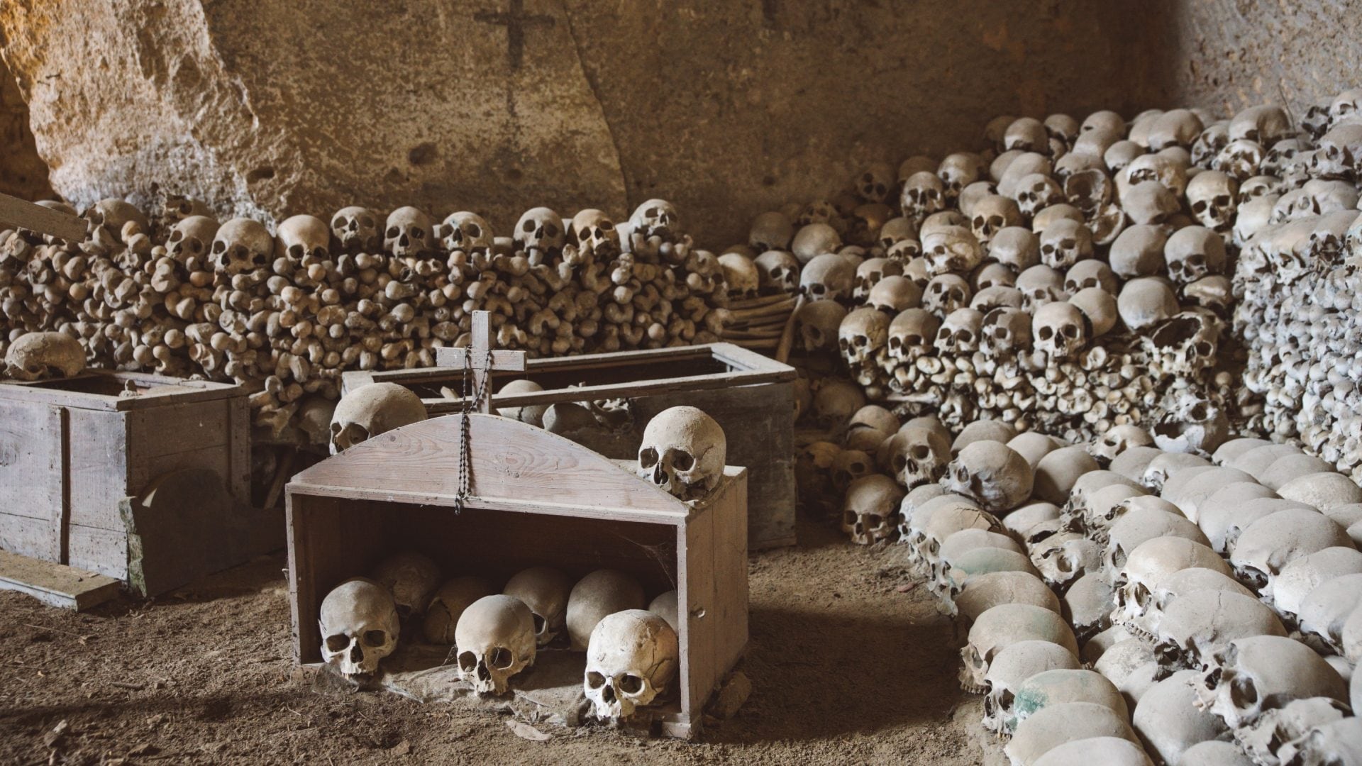 Il Cimitero delle Fontanelle di Napoli