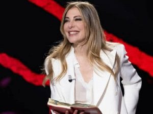 Chi veste Francesca Fagnani a Belve: il look in bianco e camicia vedo non vedo della seconda puntata