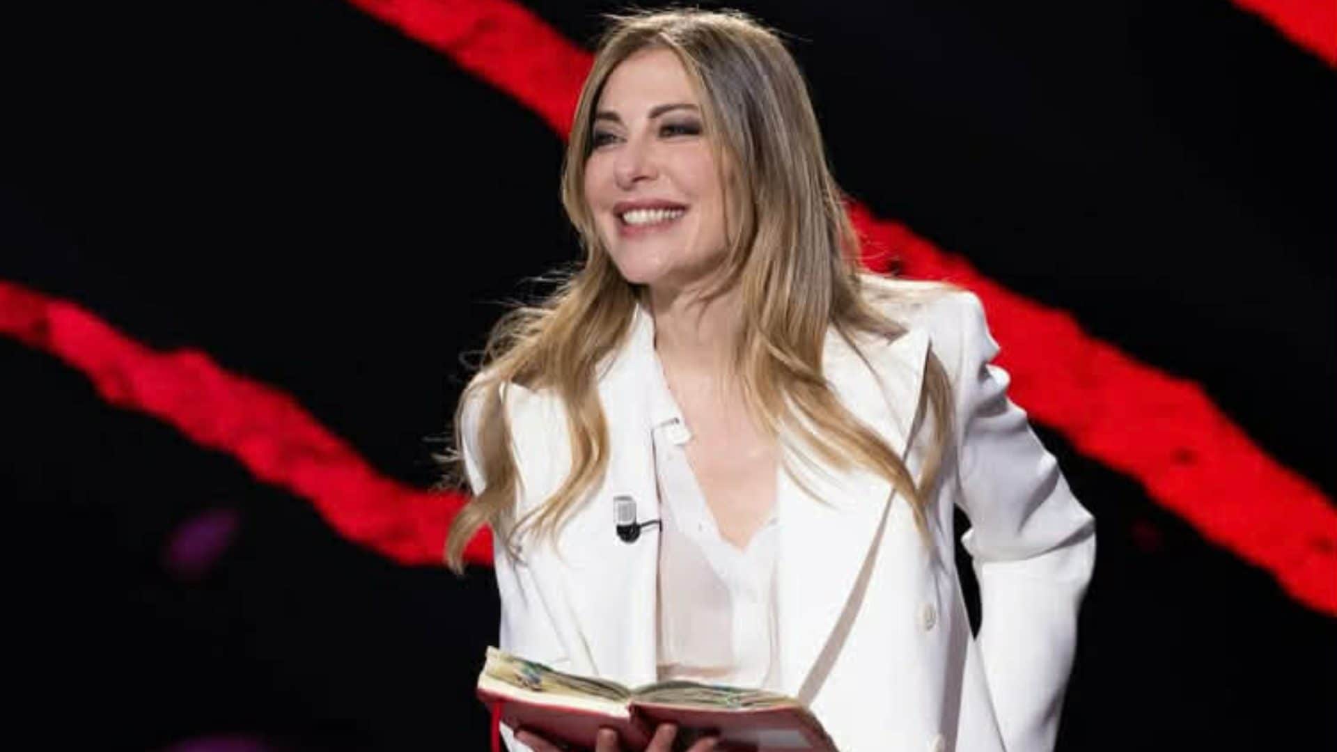 Chi veste Francesca Fagnani a Belve: il look in bianco e camicia vedo non vedo della seconda puntata