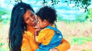 Gaia da 12 anni in Kenya: "Ero sposata con un Masai, mia figlia è cresciuta nella savana: una vita diversa è possibile"